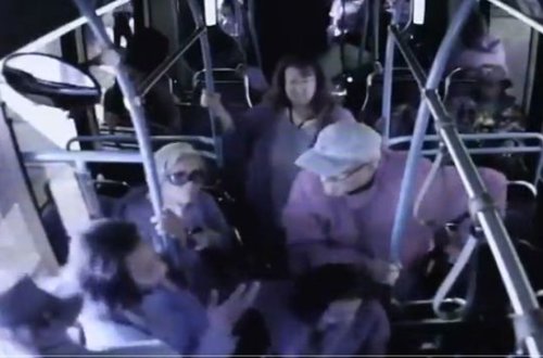 ABŞ-da sərnişin qoca kişini avtobusdan yıxaraq öldürdü - VİDEO