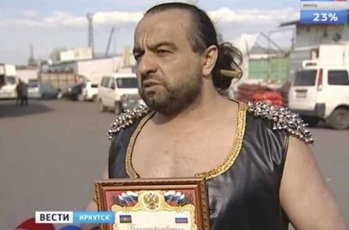 Азербайджанец сдвинул 15-тонный грузовик волосами - ВИДЕО