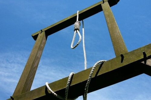 ŞOK İDDİA! Azərbaycanda kişi həyat yoldaşını dar ağacından asdı - FOTOLAR