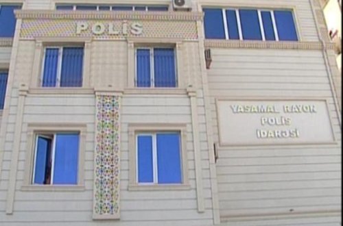 Polis idarəsinin qarşısında vəzifəli şəxsin maşını yandı (VİDEO)