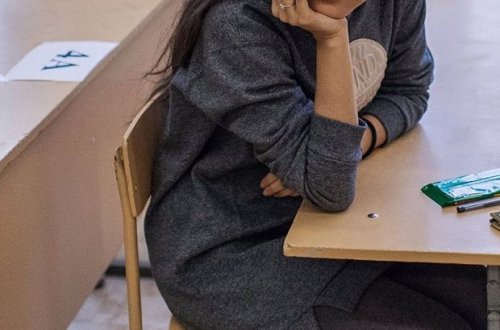 Bakı məktəbində qıza bez verildi - Aləm bir-birinə dəydi