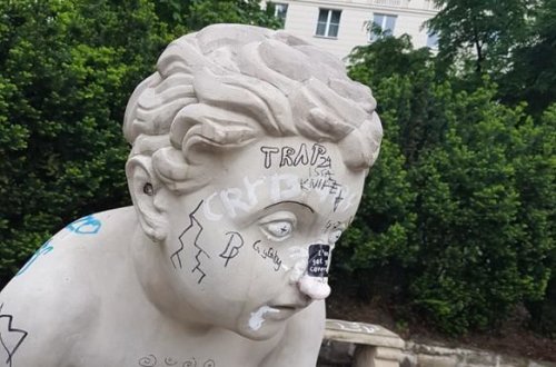 Модель разбила молотком несколько статуй 18-го века - ВИДЕО