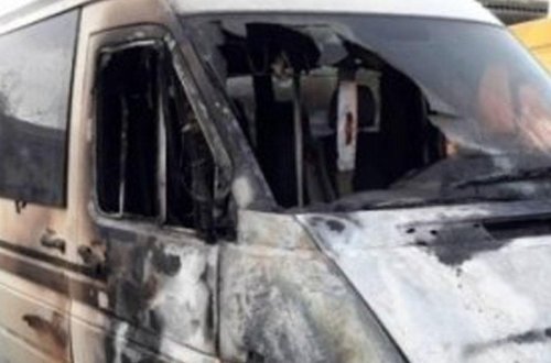 Bakıda mikroavtobus yanıb