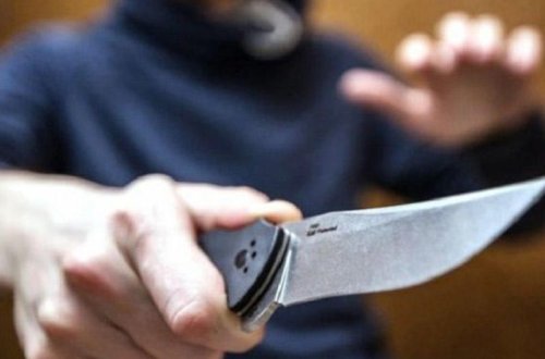 Məktəbdə qanlı hadisə: Anasının gözü önündə oğulun şah damarını kəsdi