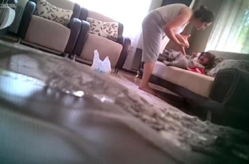 Qızının bədənində ləkələr görən ata evinə kamera yerləşdirdi, gördüklərindən şoka düşdü - video