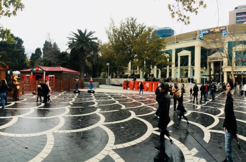 Bakının mərkəzində biabırçılıq - Gənc küçədə yarıçılpaq gəzdi - VİDEO