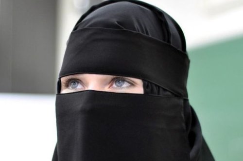 Həkim qadının niqabını açmasını istədi, işindən oldu