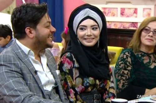 2 ay öncə toyu olan azərbaycanlı müğənni hicablı xanımı ilə birlikdə efirə çıxdı - FOTOLAR