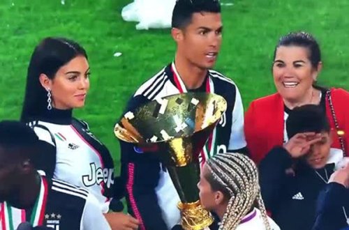 Роналду случайно задел сына чемпионским кубком - ВИДЕО
