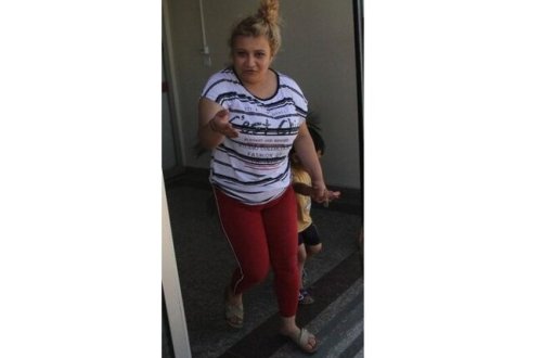 Kişi ondan pul istəyən arvadının əllərini dişlədi - foto