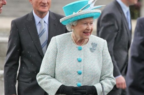 Kraliça sosial şəbəkə hesablarını idarə etmək üçün işçi axtarır - FANTASTİK MAAŞ