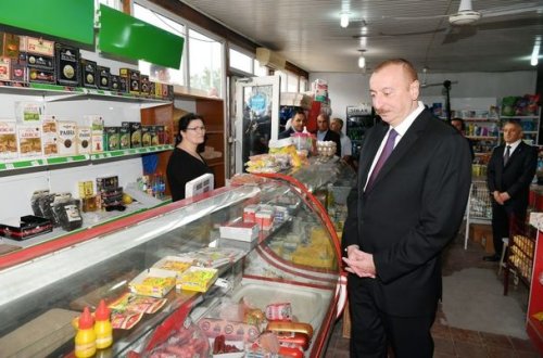 Ильхам Алиев в бакинском маркете - ФОТО