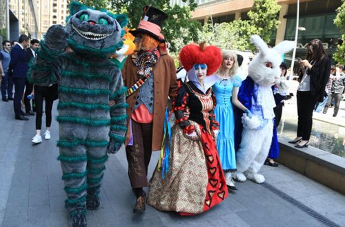 По улицам Баку проходит парад двойников британских героев в честь финала Лиги Европы (ФОТО)