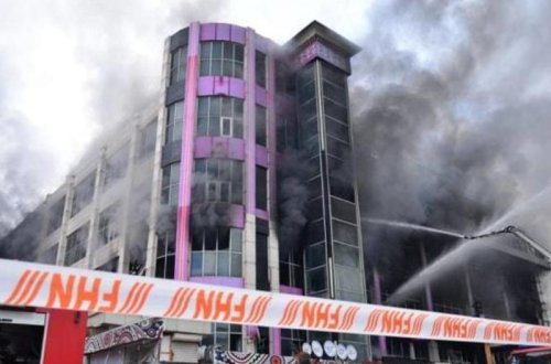 Сильный пожар рядом с ТЦ 