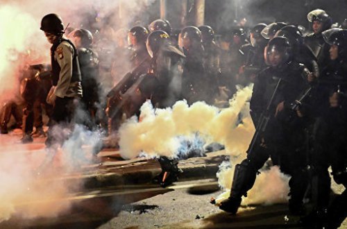 İndoneziyada qanlı toqquşmalar: altı ölü, 200 yaralı - VİDEO