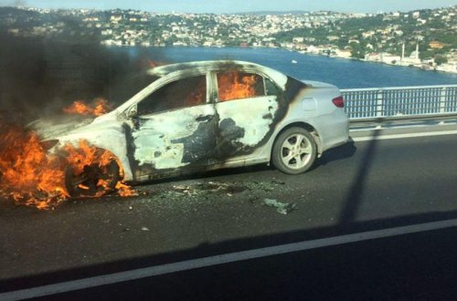 Kişi avtomobilini yandırıb, özünü körpüdən atdı - VİDEO - FOTO