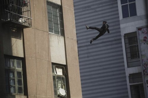 Bakıda 17 yaşlı gənc özünü 10-cu mərtəbədən atıb