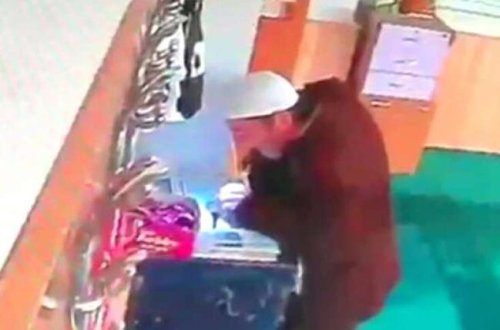 Yaşlı adam məsciddə bu halda yaxalandı /VİDEO