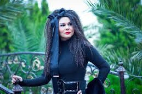 Günel göbəyini açdı, tənqid edildi — FOTO