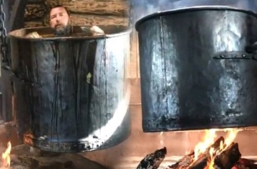 Məşhur iş adamı ocaqda asılan qazana girdi, çimdi — FOTOLAR