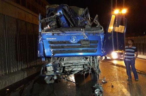 В столичном туннеле столкнулись грузовик и кран – ФОТО