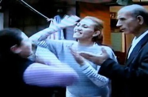 Azərbaycanda kişi 2 arvadını bir evdə saxlamaq istədi, başına oyun gəldi: şok görüntülər - VİDEO