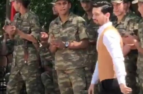 Müğənni əsgərlərin qarşısında biabır oldu - VİDEO