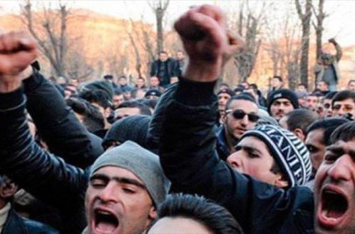 Ermənistan çalxalanır - Əsas meydan bağlandı