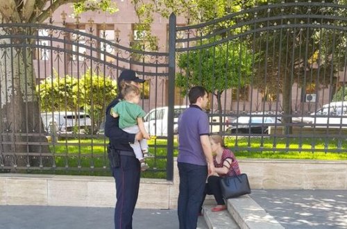 Bakıda polis əməkdaşından İNSANLIQ DƏRSİ - FOTO