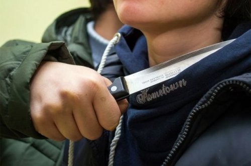 Bakıda kişinin boyununu kəsdilər