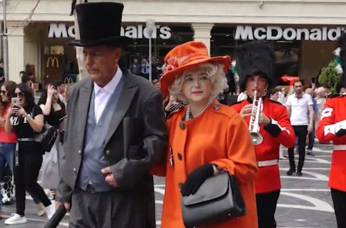 Britaniya kraliçası Bakı küçələrində nə gəzir? - VİDEO