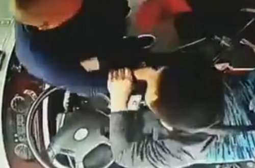 Dayanacağı keçdiyinə görə sərnişin sürücünü döydü - ANBAAN VİDEO