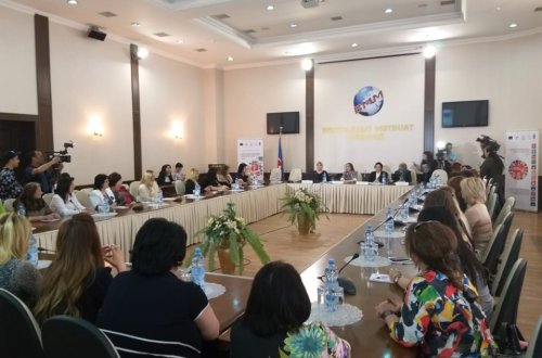 “Dayanıqlı İnkişaf Məqsədlərinin Tətbiqi Vasitəsilə Gender Əsaslı Bələdiyyələrin Təşviqi” layihəsi çərçivəsində Siyasi Partiyalarla Görüş