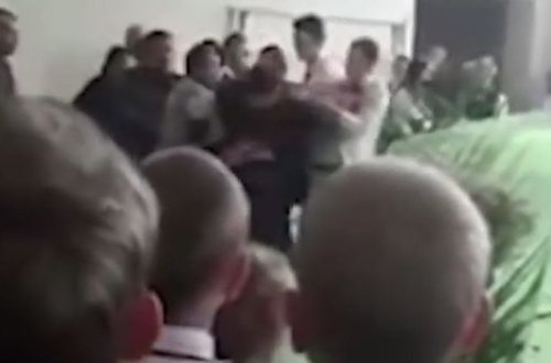 Rusiyada məzun deputata hücum etdi - VİDEO