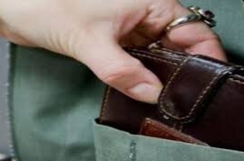 Kişi 10 il əvvəl oğurlanan pulqabını yiyəsinə qaytardı