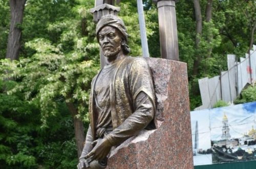 В Киеве установлен памятник Имадеддину Насими