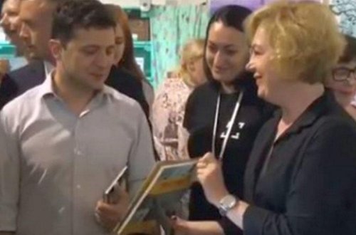 Zelenskiyə uşaq kitabı hədiyyə edildi - “Yeni başlayanlar üçün siyasət” - VİDEO