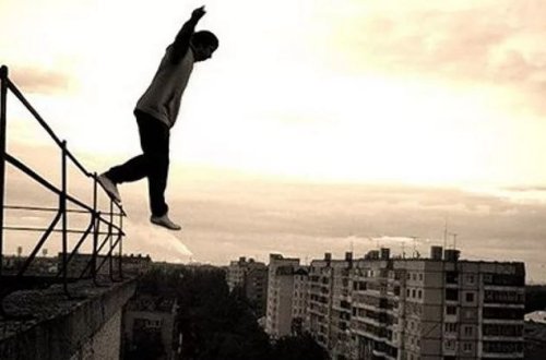 Bakıda dəhşət: - gənc qız və oğlan binadan atılaraq intihar edib