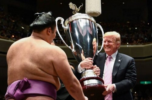Трамп не смог поднять 32-килограммовый приз для сумоиста - ВИДЕО