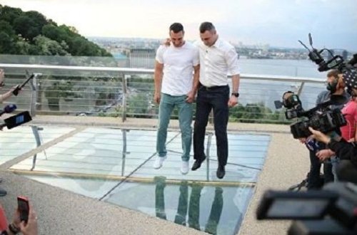 В Киеве треснул новый стеклянный мост - ВИДЕО