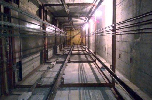 В Баку парень погиб, упав в шахту лифта