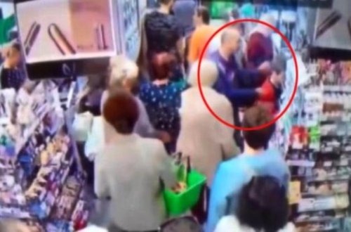 Marketdə dəhşətli anlar: Azyaşlının boynunu qırdı - Video