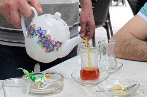 Bakıda müştəri çay evinin pəncərələrini və əşyalarını qırıb