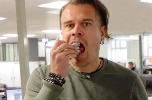 Журналист съел газету в наказание за свою неправоту - ВИДЕО