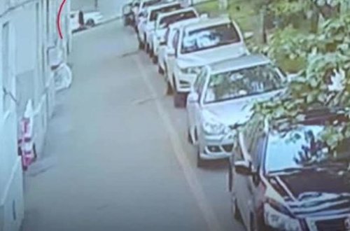 Прохожий поймал упавшего с пятого этажа ребенка - ВИДЕО