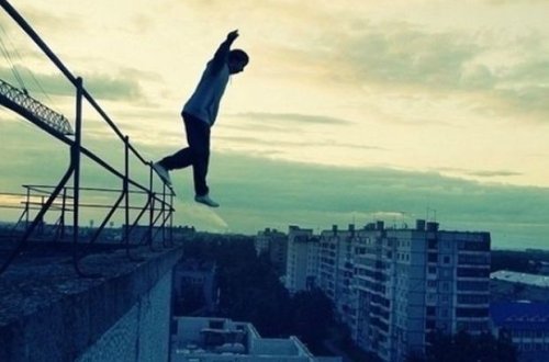 В Баку любовь толкнула юношу на суицид