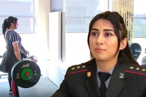 Azərbaycanlı polis qadın hər kəsi heyrətləndirdi - VİDEO