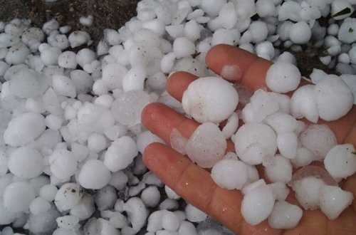 Qaxda diametri 1,4 sm olan dolu düşüb