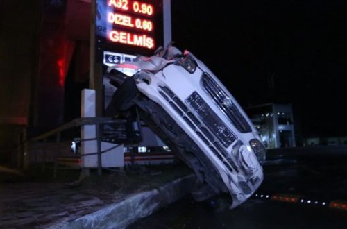 Nərimanovda avtomobil yanacaq doldurma məntəqəsinə çırpılıb - VİDEO