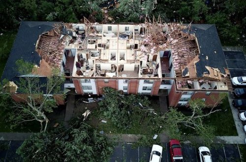 Qasırğa ABŞ-da evlərin damlarını qoparıb: ölən və yaralananlar var - VİDEO